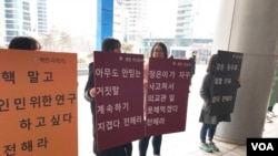 북한인권단체 `나우' 소속 회원들이 지난 25일 서울역 광장에서 북한의 인권 실태를 알리는 구호와 팻말을 들고 서 있다. '나우'는 매월 마지막 주 토요일마다 북한인권에 대한 관심을 촉구하기 위해 거리 캠페인을 벌이고 있다.