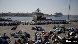 Muhaajiriinta ku sugan dekedda Piraeus.