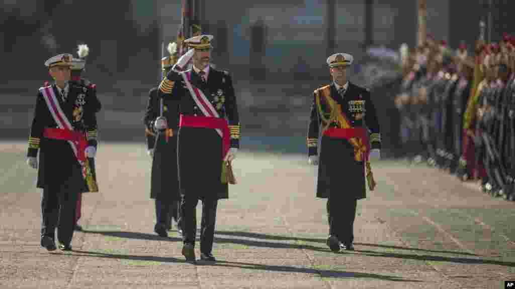 El rey Felipe de España participa en un desfile militar de la Epifanía.