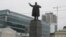 俄罗斯乌拉尔地区叶卡捷琳堡市中心的列宁塑像(美国之音白桦拍摄)