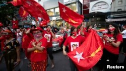 Supporters of National League for Democracy gather to celebrate at party headquarters after the general election in Yangon, Myanmar, November 9, 2020.?REUTERS/Shwe Paw Mya Tin