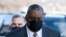 El secretario de Defensa Lloyd Austin llega al Pentágono, seguido por el jefe del estado mayor conjunto, general Mark Milley, el viernes 22 de enero de 2021.