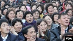 지난 4월 북한 태양절 기념 불꽃놀이에 참석한 평양 시민들.