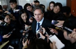 지난 2015년 2월 서울을 방문한 토니 블링컨 국무부 부장관이 외교부 청사를 방문한 후 기자들의 질문을 받고 있다.