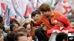 前总统府民政办公室主任罗塞芙和支持者握手