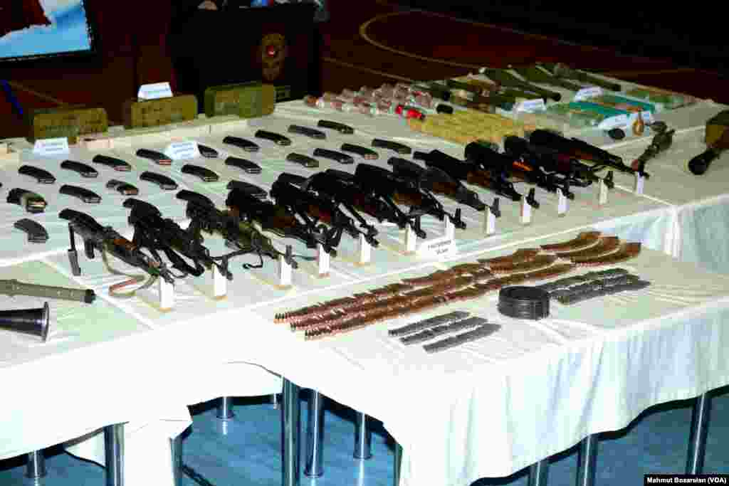 Diyarbakır&rsquo;da gerçekleştirilen bir operasyonda PKK&rsquo;ya ait cephanelik bulundu. Cephanelik Sur İlçesindeki bir çay bahçesine yapılan baskında ahşap bir kulübe içerisinde ele geçirildi. Kulübede, 12 Kaleşnikof tüfek,35 içi fişek dolu Kaleşnikof şarjör, 4 bin 24 fişek, 2 roketatar ile 15 sevk motoru,7 anti tank roketatar mühimmatı, 8 anti personel roketatar mühimmatı, 3 el bombası, 38 el yapımı bomba, 57 av tüfeği fişeği, 890 BKC fişeği ve kıyafetler ele geçirildi.