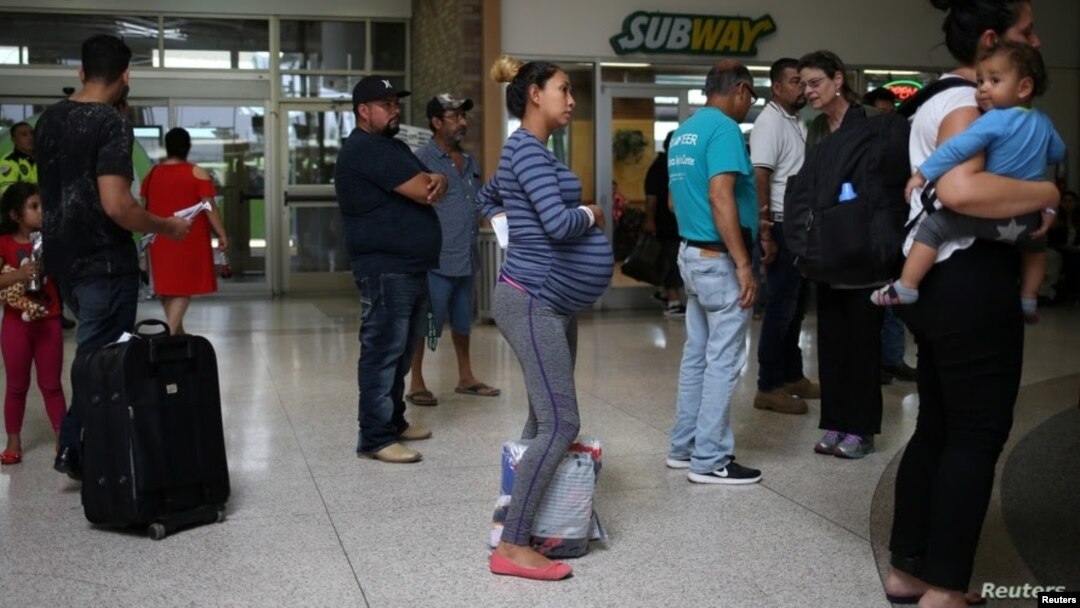 Una mujer embarazada de Honduras es liberada de la detención con otros inmigrantes indocumentados en una estación de autobuses en McAllen, Texas, el 28 de julio de 2018.