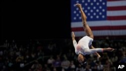 Simone Biles exécute sa routine à la poutre lors de la compétition de gymnastique classique américaine à Indianapolis, Indiana, le 22 mai 2021.