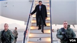 Sekretè defans ameriken an, Leon Panetta, twouve l nan Afganistan pou l evalye efò Lèzetazini ap dirije kont rebèl yo, yon efò li di ki rive nan limit li ane sa a apre yon dizèn lane batay ak mesye taliban yon
