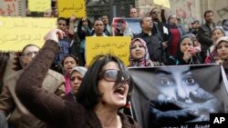 Un militant égyptien crie des slogans anti-militaires du Conseil suprême lors d'une manifestation devant la haute cour du Caire, le 16 mars 2012. 