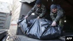 Ukrainian soldiers unload the bodies of their comrades killed in Debaltseve at a checkpoint near Horlivka on February 24.