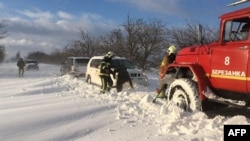 Cпасатели оказывают помощь водителям, застрявшим в снегу в Николаевской области