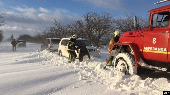 Cпасатели оказывают помощь водителям, застрявшим в снегу в Николаевской области