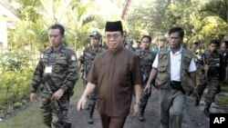 MILF leader Murad is escorted by his followers at the rebels' main camp in Camp Darapanan in southern Philippines (file photo)