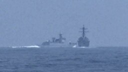 Kapal perang China PRC LY 132 berlayar mendekati kapal penghancur milik Angkatan Laut AS USS Chung-Hoon di Selat Taiwan pada 3 Juni 2023. (Foto: Global News via Reuters)