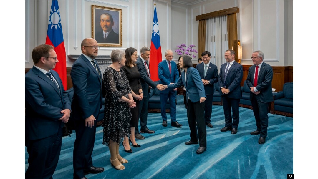 Presiden Taiwan Tsai Ing-wen menyambut pada legislator Australia di Taipei, Taiwan, 26 September 2023. (Foto: Taiwan Presidential Office via AP)