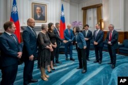 Presiden Taiwan Tsai Ing-wen menyambut pada legislator Australia di Taipei, Taiwan, 26 September 2023. (Foto: Taiwan Presidential Office via AP)