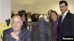 Amancio Ortega dueño del mayor grupo textil del mundo, que se expande por los mercados emergentes, en una de sus tiendas con los príncipes de Asturias.
