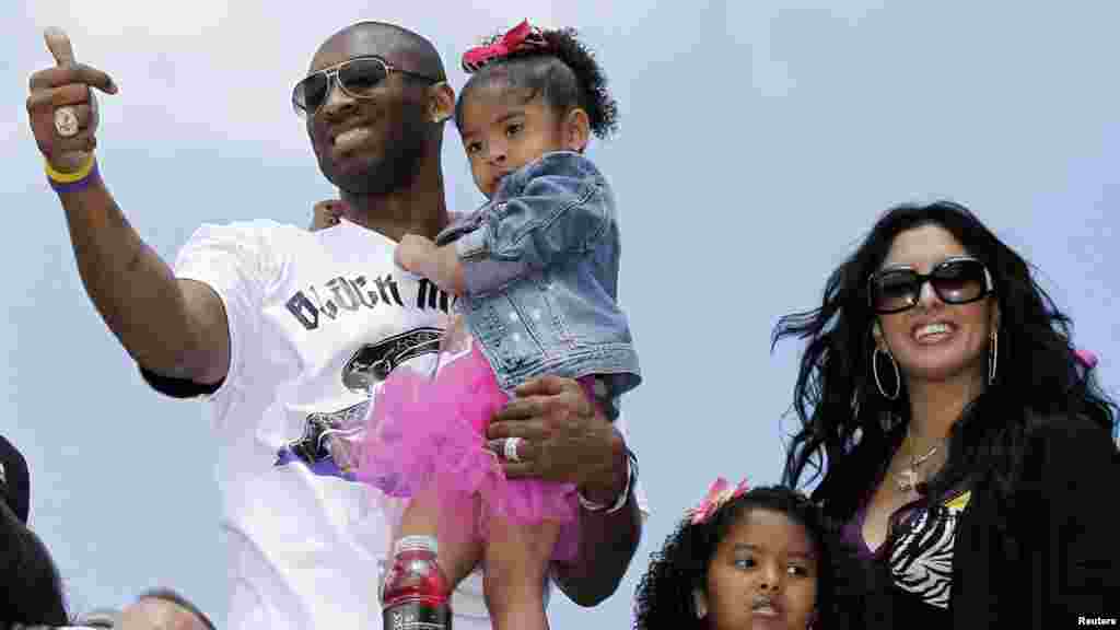 Los Angeles Lakers Kobe Bryant with his family