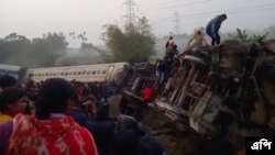 দুর্ঘটনার পর এক্সপ্রেস ট্রেনের উদ্ধারকাজ চলছে।(ছবি-এপি)