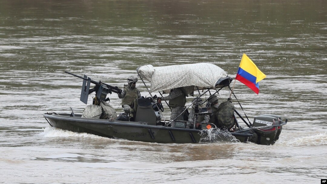 Soldados de la Armada colombiana patrullan el río Arauca, la frontera natural con Venezuela, visto desde Arauquita, Colombia, el 26 de marzo de 2021.