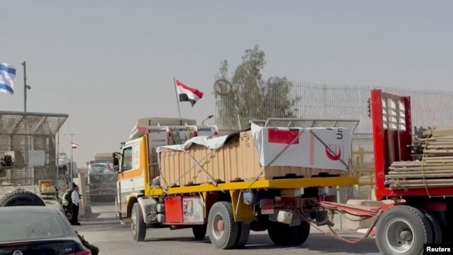 Camiones con ayuda humanitaria en camino a la Franja de Gaza por el Cruce de Nitzana el 26 de noviembre de 2023.