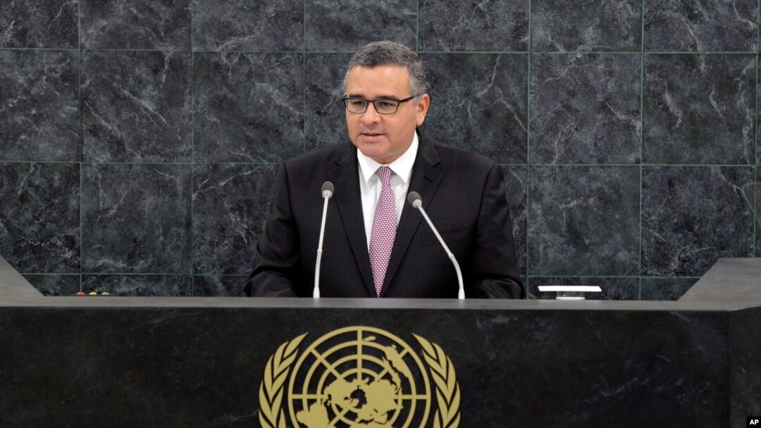 El ex presidente de El Salvador, Mauricio Funes ha Funes ha escrito en su cuenta de twiter que se trata de un “show”.