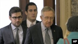 Lider većine u Senatu, Hari Rid sa saradnicima, dolazi na pregovore na Kapitol hilu, u Vašingtonu