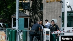 Para petugas kepolisian di luar Lapas Metropolitan Correctional Center di mana Jeffrey Epstein, pakar keuangan AS, ditemukan meninggal, di Manhattan, New York, 10 Agustus 2019. (Foto: Reuters)