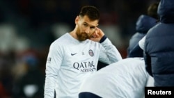Messi yayin da suke atisaye a PSG
