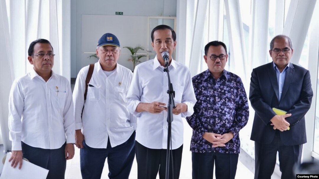 Presiden Jokowi menjelaskan tentang pembangunan Blok Masela di bandara Supadio, Kalimantan Barat hari Rabu 23 Maret 2016 (foto: biro pers Kepresidenan).
