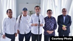 Presiden Jokowi menjelaskan tentang pembangunan Blok Masela di bandara Supadio, Kalimantan Barat hari Rabu 23 Maret 2016 (foto: biro pers Kepresidenan).