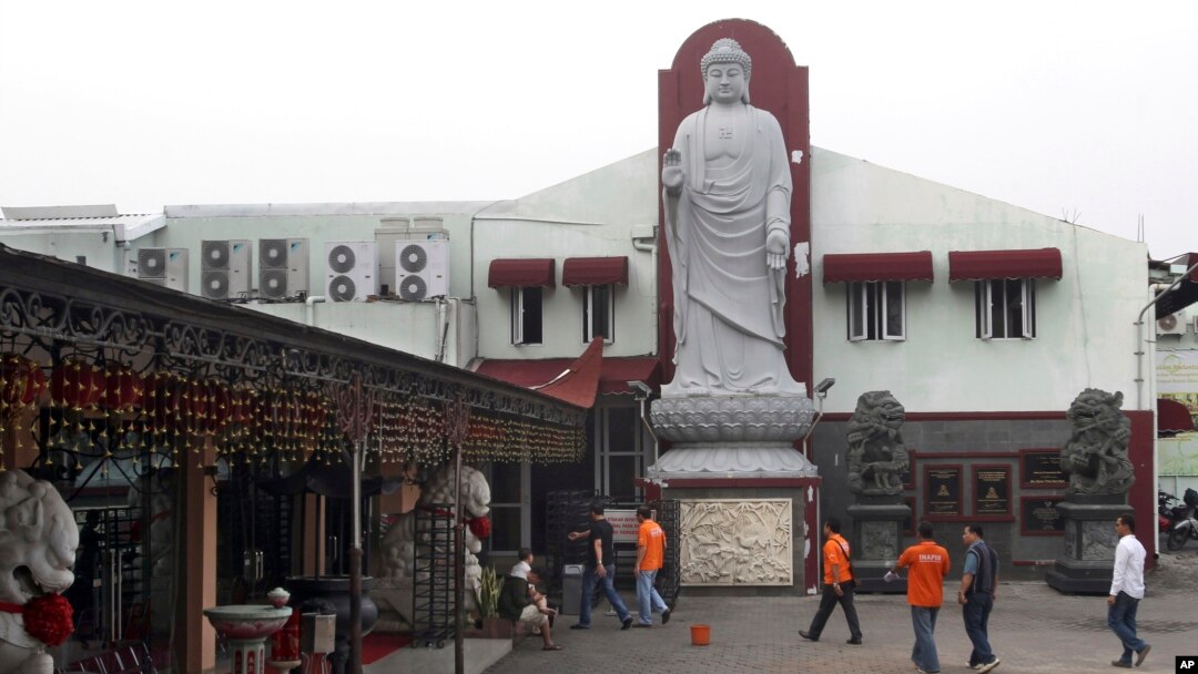 Penyelidik polisi di Vihara Ekayana, Jakarta Barat, Senin (5/8), tempat bom meledak sehari sebelumnya. 