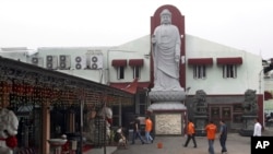 Tim dari kepolisian RI tiba di Vihara Budha Ekayana Grha untuk melakukan penyelidikan terkait ledakan bom kecil Minggu malam (5/8). 