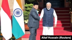 Presiden Prabowo Subianto dan Perdana Menteri India Narendra Modi berjabat tangan di Hyderabad House di New Delhi, India, 25 Januari 2025. (Foto: REUTERS/Altaf Hussain)