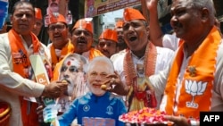 印度總理納倫德拉·莫迪(Narendra Modi)的支持者祝賀他在印度大選初步計票中明顯勝出。（法新社） 