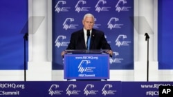 El exvicepresidente Mike Pence habla en una reunión anual de liderazgo de la Coalición Judía Republicana, el 28 de octubre de 2023, en Las Vegas, EEUU.