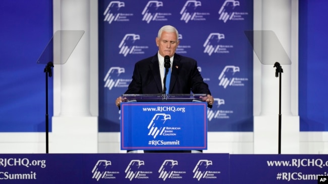 El exvicepresidente Mike Pence habla en una reunión anual de liderazgo de la Coalición Judía Republicana, el sábado 28 de octubre de 2023, en Las Vegas. Pence está abandonando su candidatura a la nominación presidencial republicana. (Foto AP/John Locher)
