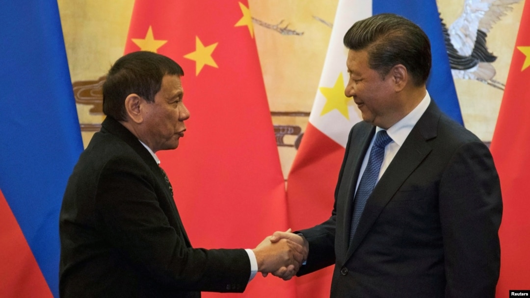 Presiden Filipina Rodrigo Duterte (kiri) dan Presiden China Xi Jinping berjabat tangan dalam pertemuan di Beijing, China, Kamis (20/10).
