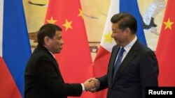 Prezidan Rodrigo Duterte (agoch) pandan yon rankont nan Peken, jedi 20 oktòb 2016 la, avèk Prezidan chinwa a, Xi Jinping. 