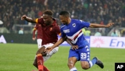 Mapou Yanga-Mbiwa de l'AS Rome, à gauche, devance Samuel Eto'o de Sampdoria dans un duel pour le ballon lors d'un match au stade Olympique de Rome, 16 mars 2015