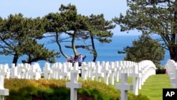 Makam para tentara AS yang menjadi korban pada "D-Day" Perang Dunia II di Colleville-sur-Mer, Perancis (foto; ilustrasi).