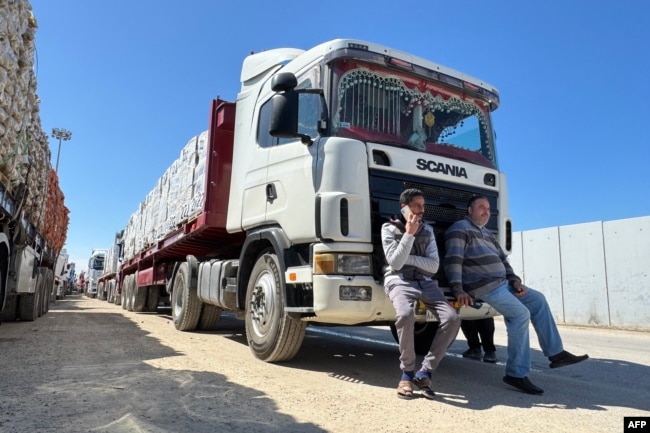 Truk-truk yang membawa bantuan kemanusiaan antre di sisi Mesir di perbatasan Rafah dengan Jalur Gaza pada 2 Maret 2025, setelah Israel menangguhkan masuknya pasokan ke wilayah Palestina. (Foto: AFP)