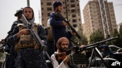 কাবুল বিশ্ববিদ্যালয়ের সামনে তালিবান যোদ্ধাদের প্রহরায় তালিবান সরকারের সমর্থনে নারীদের মিছিল- ফাইলে ফটো- এপি 