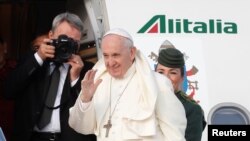 Paus Fransiskus melambaikan tangan saat naik pesawat untuk kunjungan dua hari ke Irlandia di Bandara Leonardo da Vinci-Fiumicino di Roma, Italia, 25 Agustus 2018.