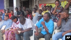 Baadhi ya waathiriwa wa ajali ya basi iliyosababisha vifo vya wasanii 13 wa Five Stars Moden Taarab, wakisubiri kuwasili kwa maiti mjini Dar es Salaam kutoka Morogoro