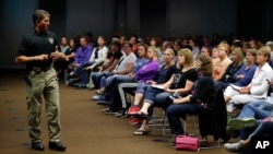 Des Moines police spokesman Paul Parizek leads a runner's safety talk, in Des Moines, Iowa, Sept. 11, 2018.