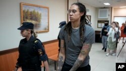 Brittney Griner est escortée à la sortie du tribunal à Khimk, dans la banlieue de Moscou, le 4 août 2022.