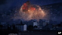 ຄວັນໄຟ ຈາກການໂຈມຕີທາງອາກາດ ຂອງສະຫະລັດ ທີ່ເມືອງ Kobani 