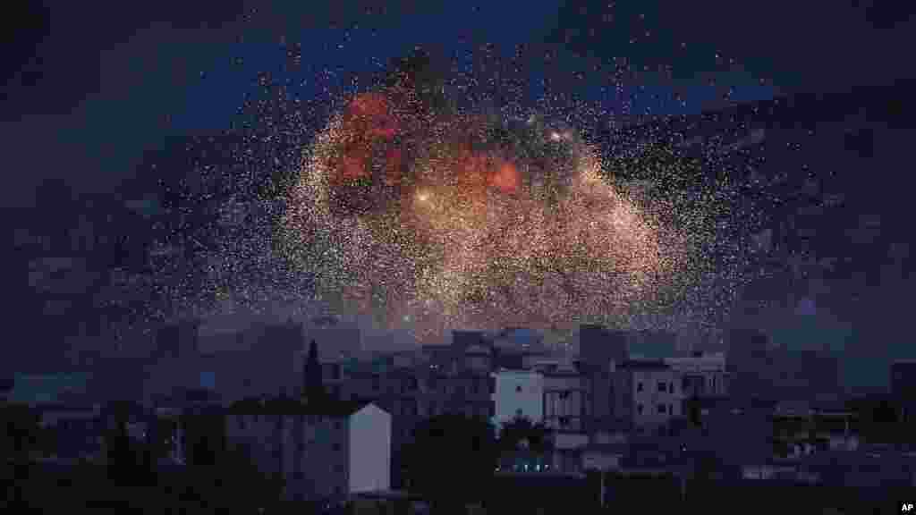 Une épaisse fumée et des flammes s'élèvent après un raid aérien de la coalition américaine en Kobani, la Syrie, comme on l'apperçoit d'une colline à la périphérie de Suruc, à la frontière entre la Turquie et la Syrie, lundi 20 octobre 2014